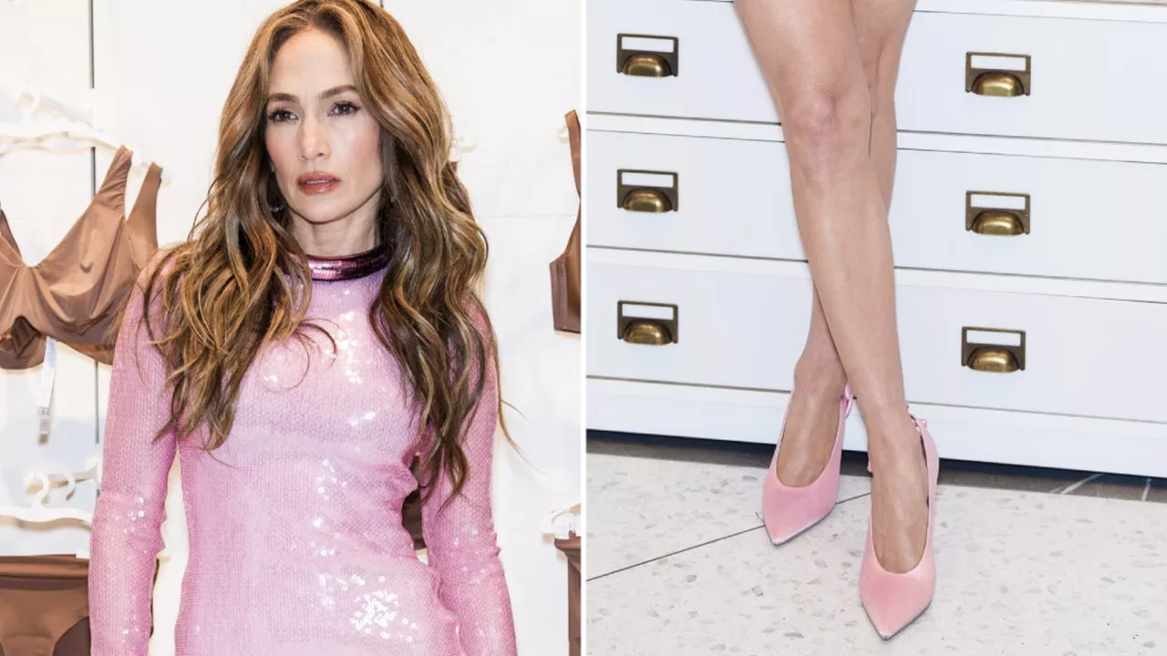 El último atuendo de Jennifer Lopez: un minivestido rosa chicle con zapatos pumps aterciopelados