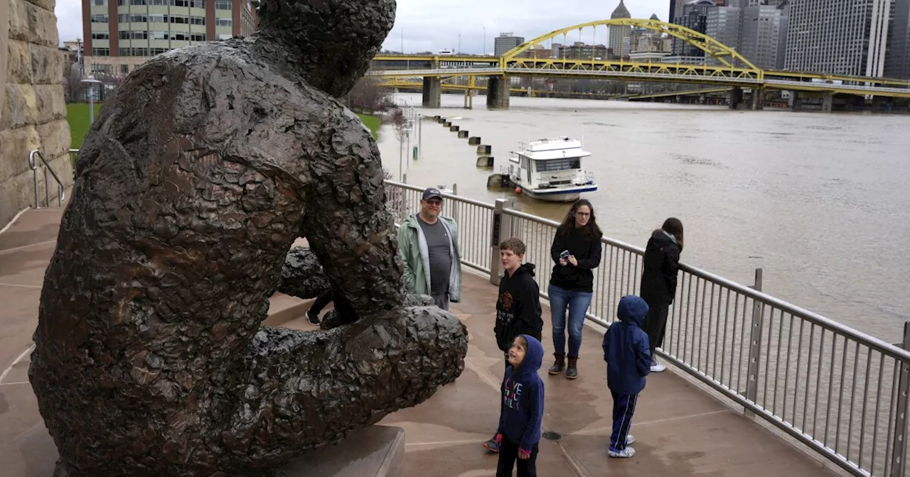 Search for sunken barge continues in Ohio River near Pittsburgh