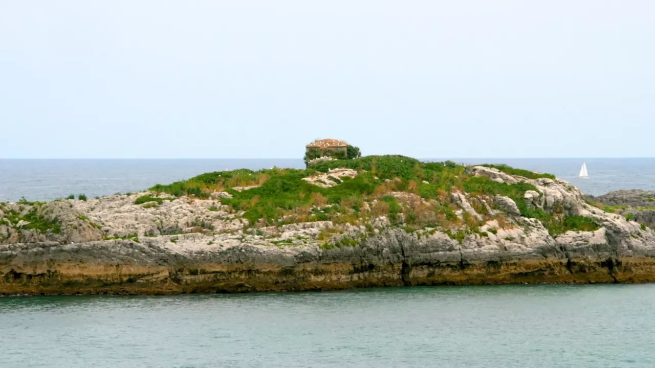 La curiosa ermita ubicada en un islote frente la costa de Cantabria