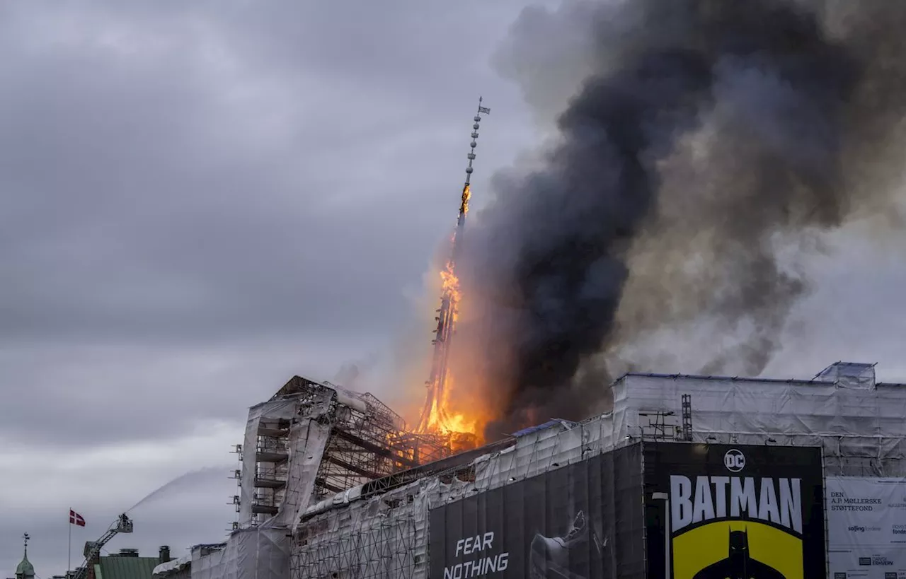 En images : Au Danemark, un « Notre Dame » entre flammes, fumée et sauvetage d'oeuvres d'art