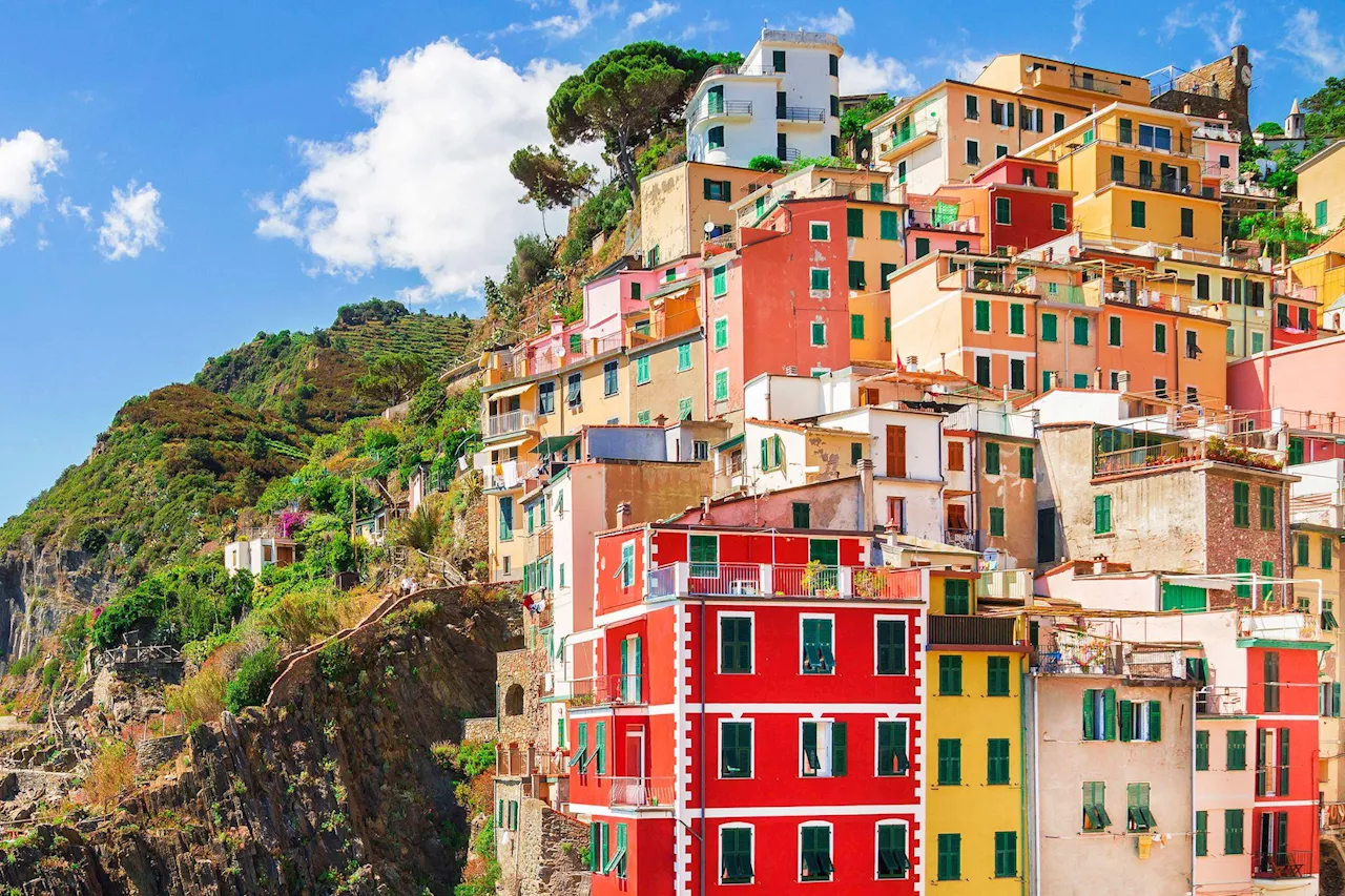 Cinque Terre contro l'overtourism: Riomaggiore vieta sexy shop, discoteche, kebab e friggitorie