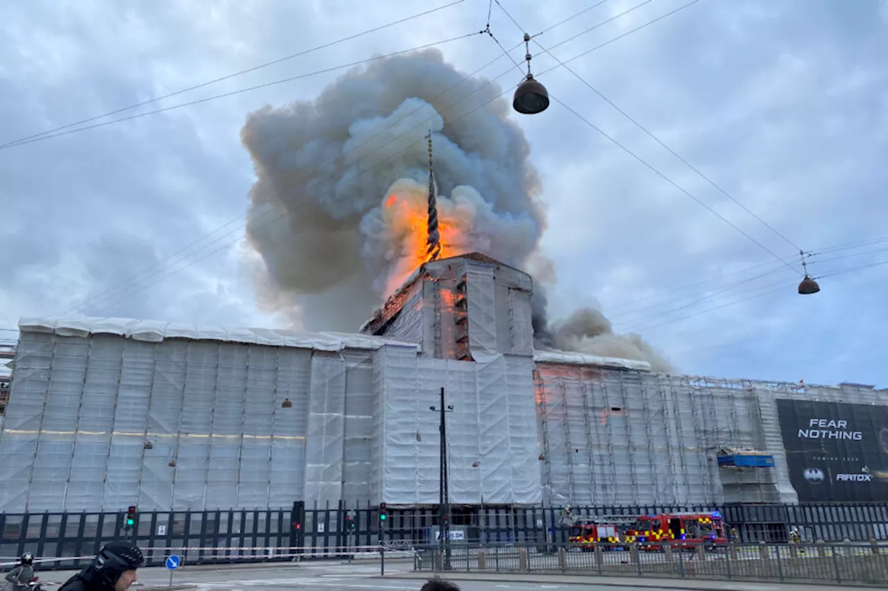 Anrika börshuset i Köpenhamn brinner