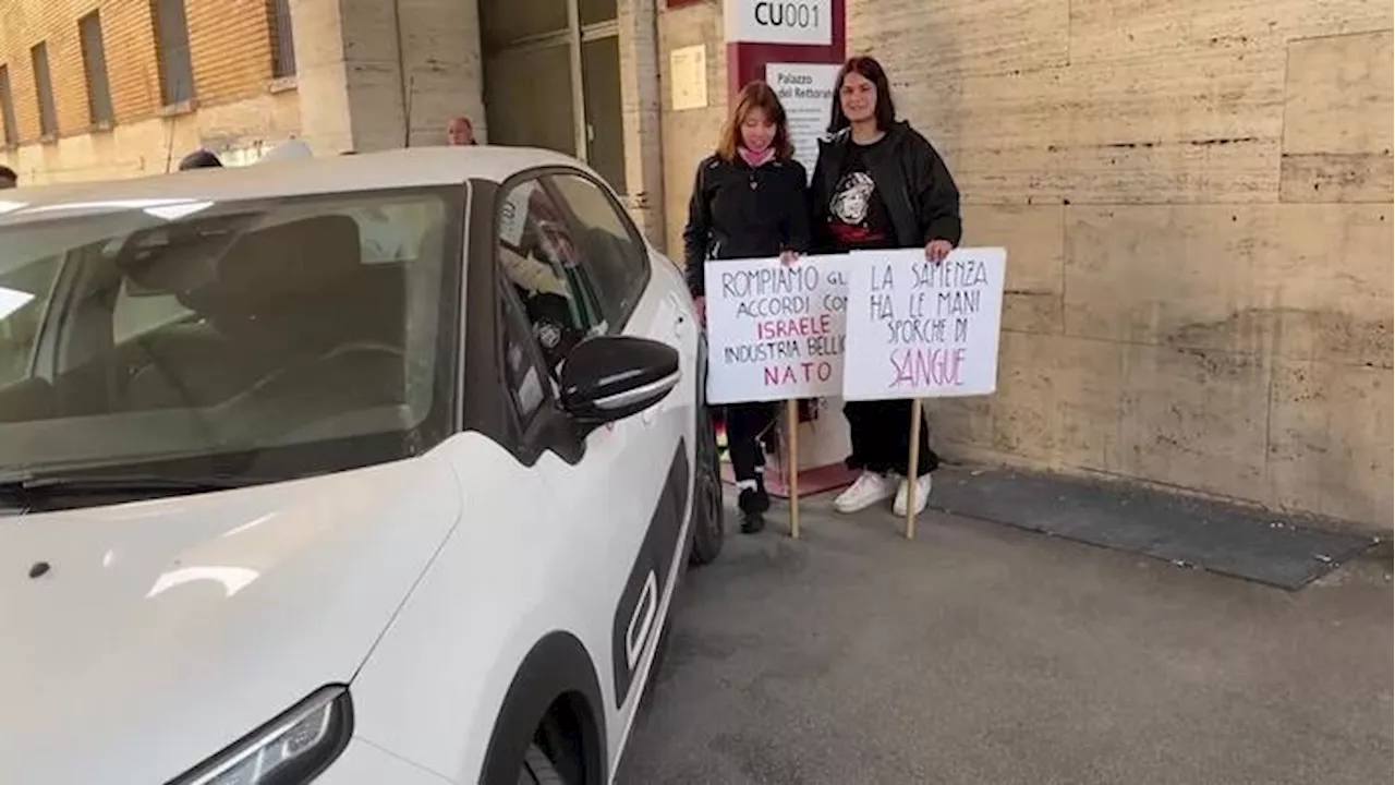 Due studentesse incatenate al Rettorato della Sapienza