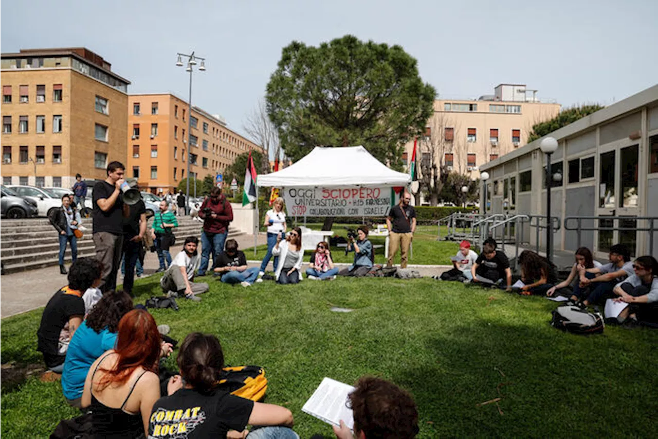 Due studentesse si incatenano davanti al Rettorato della Sapienza