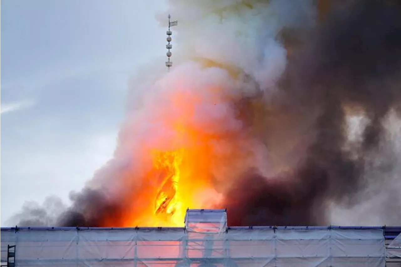 Incendio alla Borsa di Copenaghen, un pezzo di storia che scompare