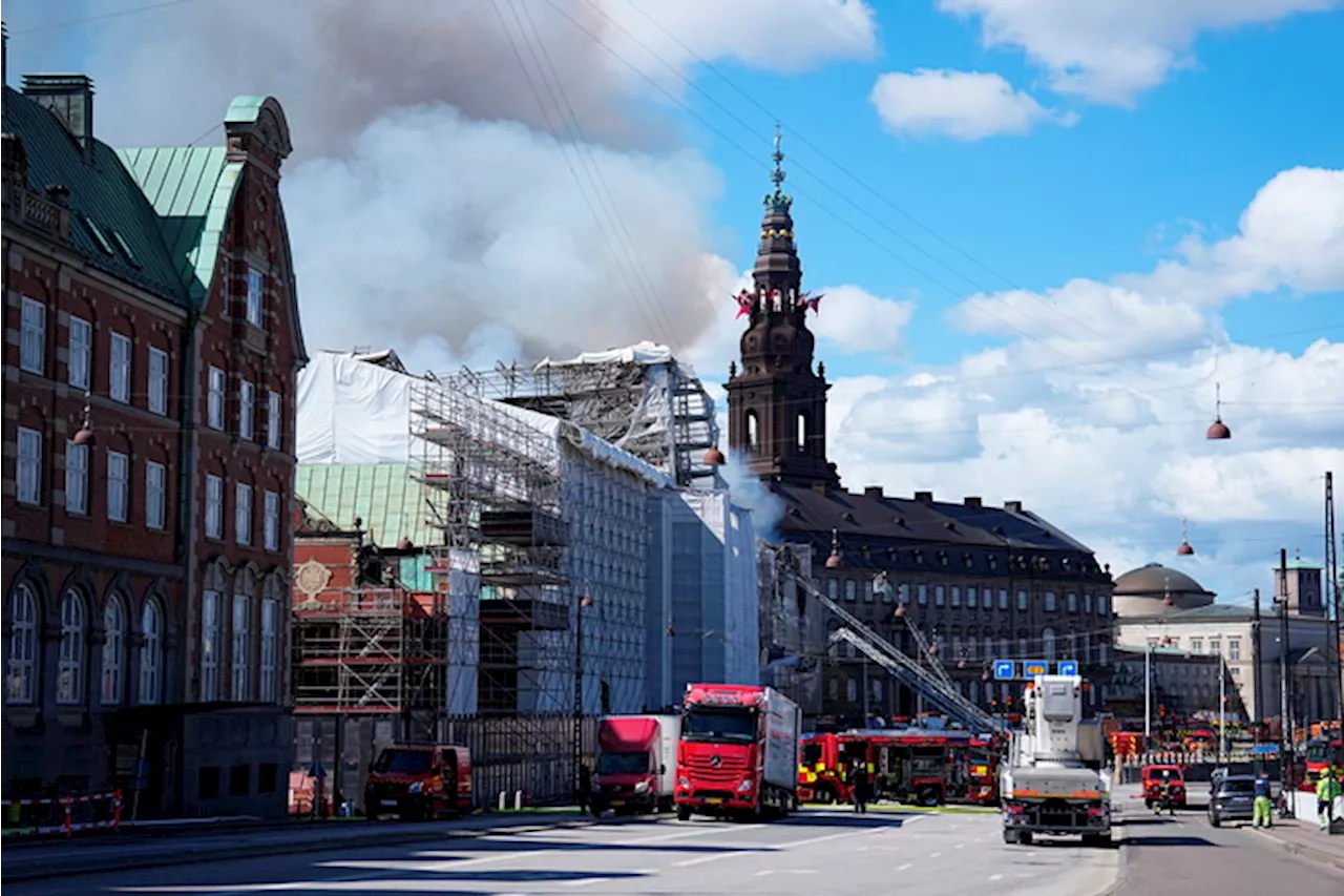 Incendio nello storico edificio della Borsa di Copenaghen