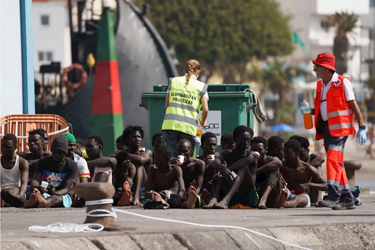 Migranti soccorsi arrivano alle Isole Canarie