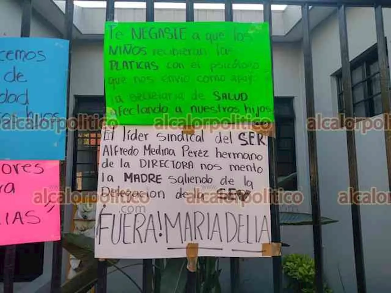 Padres de familia exigen destitución de Directora de escuela primaria de Orizaba