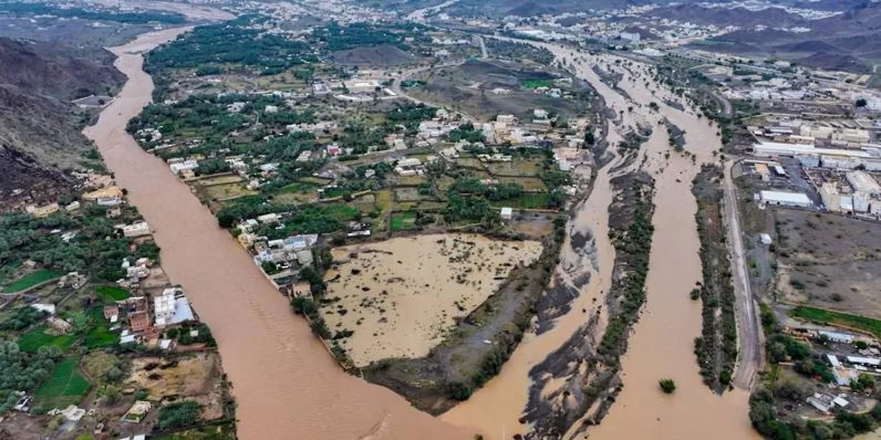 منخفض المطير الجوي يجتاح دول الخليج بأمطار غزيرة