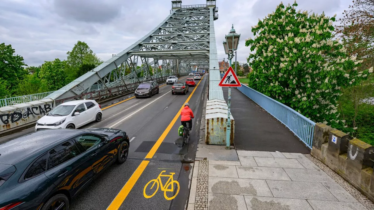 Verkehrsversuch abgebrochen: Fahrradspur auf berühmter Dresdner Brücke fällt nach wenigen Tagen wieder weg