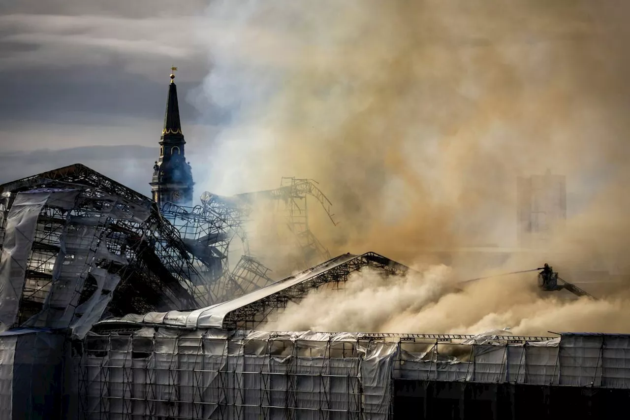 El incendio del edificio de la Bolsa de Copenhague, en imágenes