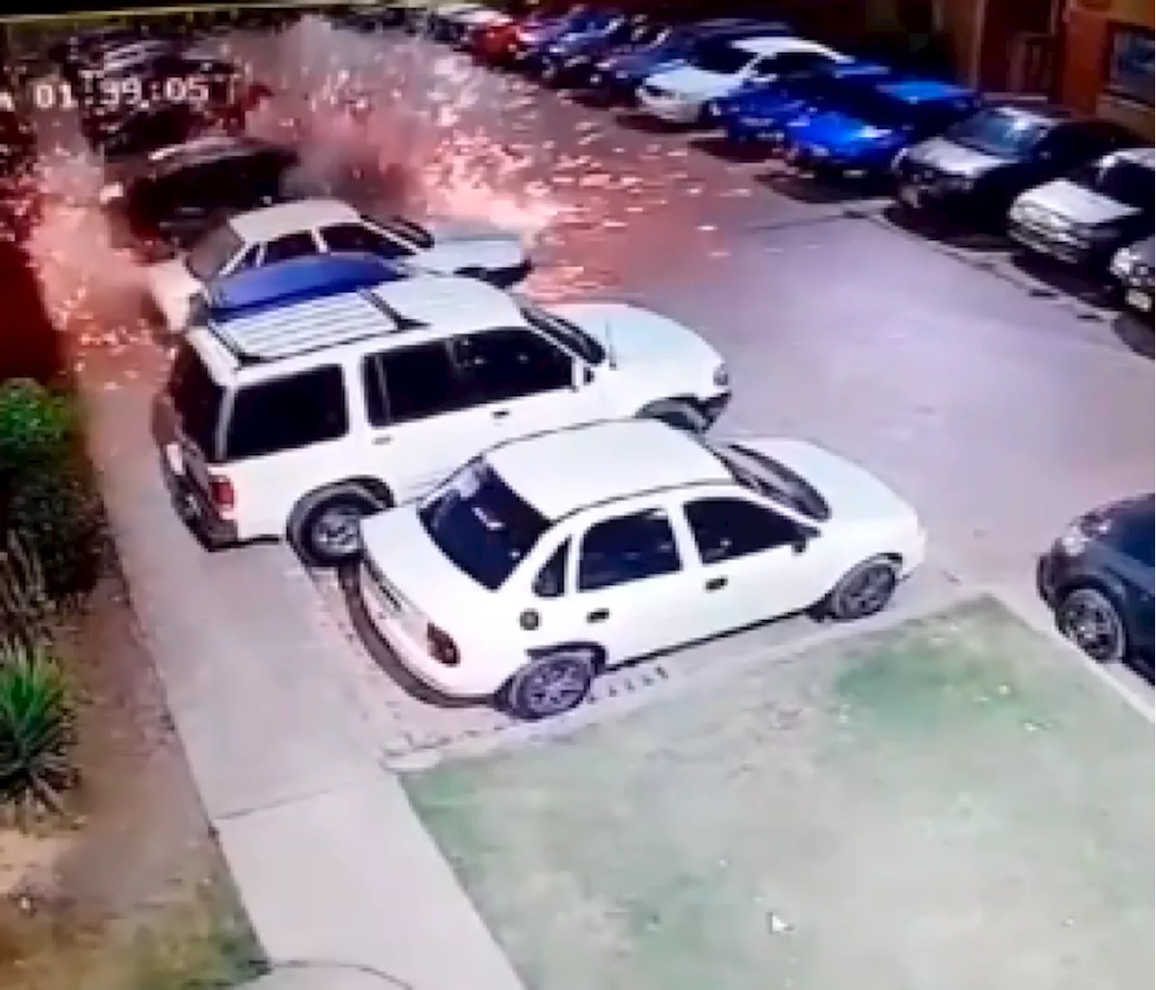 Video: Fuerte explosión de un carro en el parqueadero de un conjunto