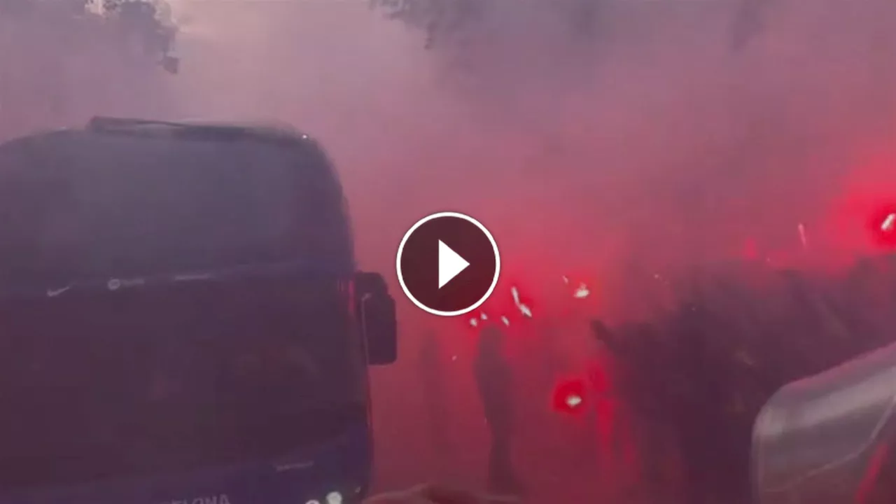 Ma cosa fanno i tifosi del Barcellona? Lancio di oggetti contro il bus dei catalani prima della gara contro il PSG