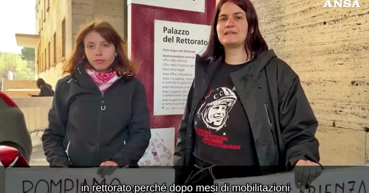 Due studentesse incatenate fuori dal rettorato della Sapienza: “Stop agli accordi con Israele”…