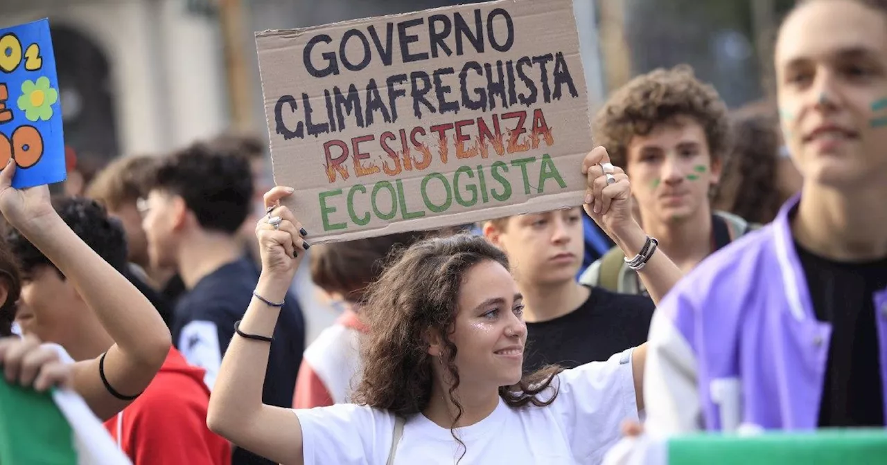 Fridays For Future scende in piazza, con la Palestina e contro il fossile: “Basta ingiustizie…