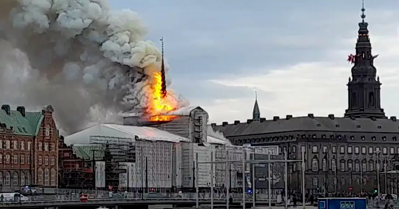 Maxi incendio alla Borsa di Copenaghen: crollata la guglia avvolta dalle fiamme