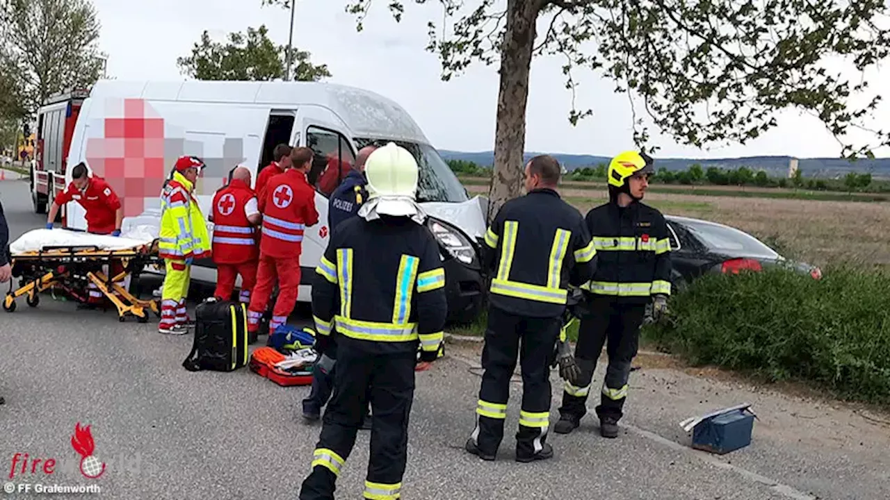 Nö: Transporter kracht in Grafenwörth gegen abgestelltes Fahrzeug und Baum