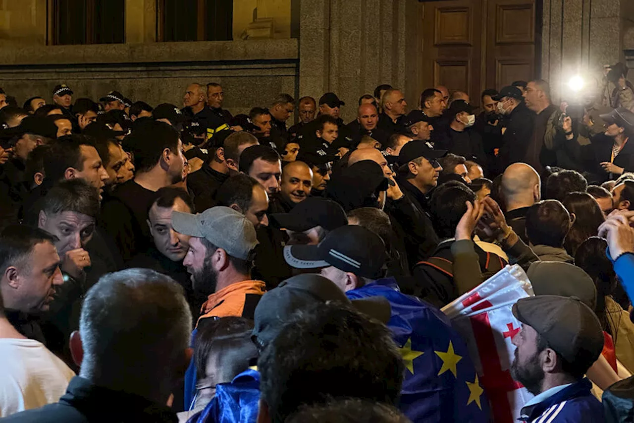 В Тбилиси начались задержания на митинге против закона об иноагентах