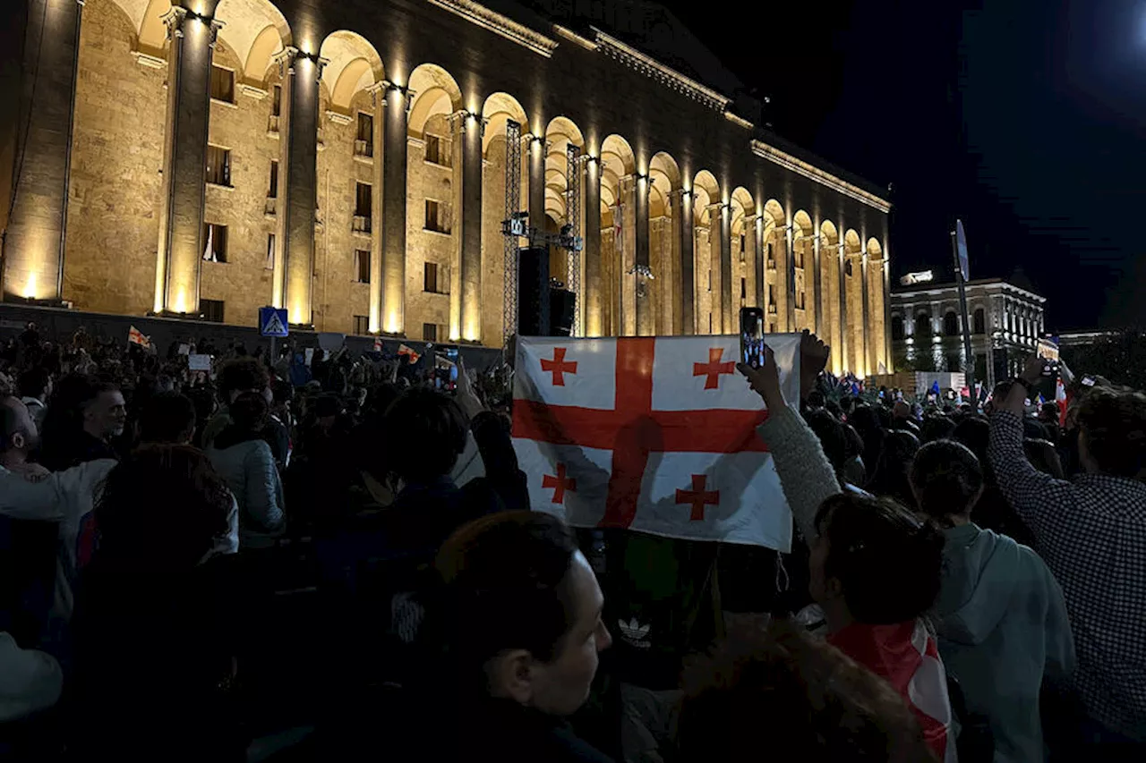 Спецназ появился на митинге у здания парламента в Тбилиси