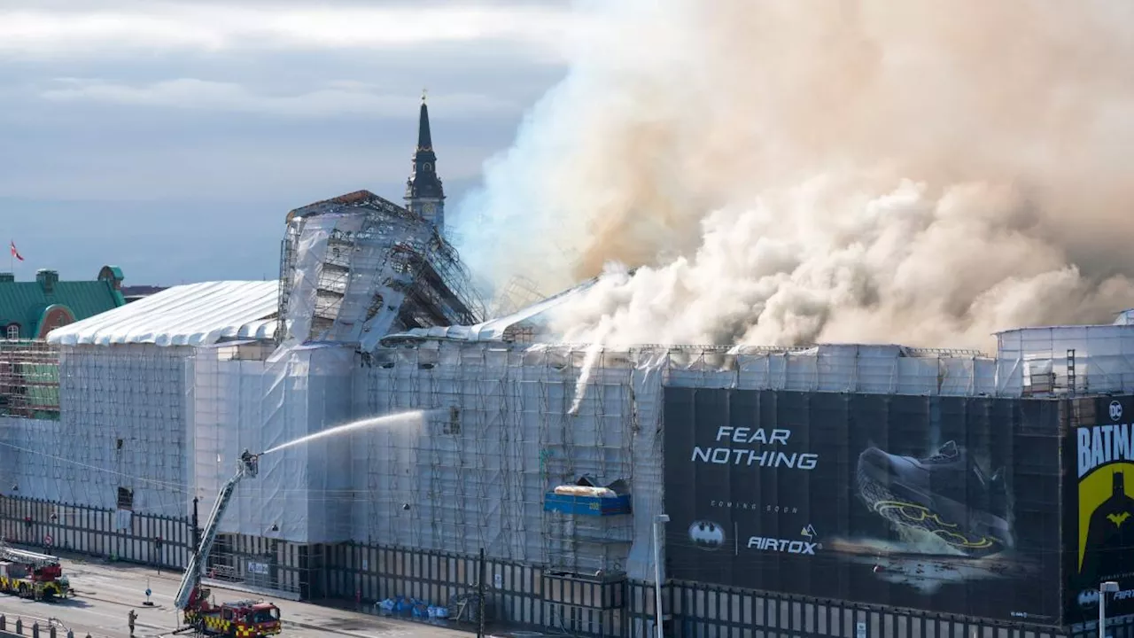 Copenaghen, incendio alla vecchia Borsa, crolla la storica guglia: 'È la nostra Notre-Dame'