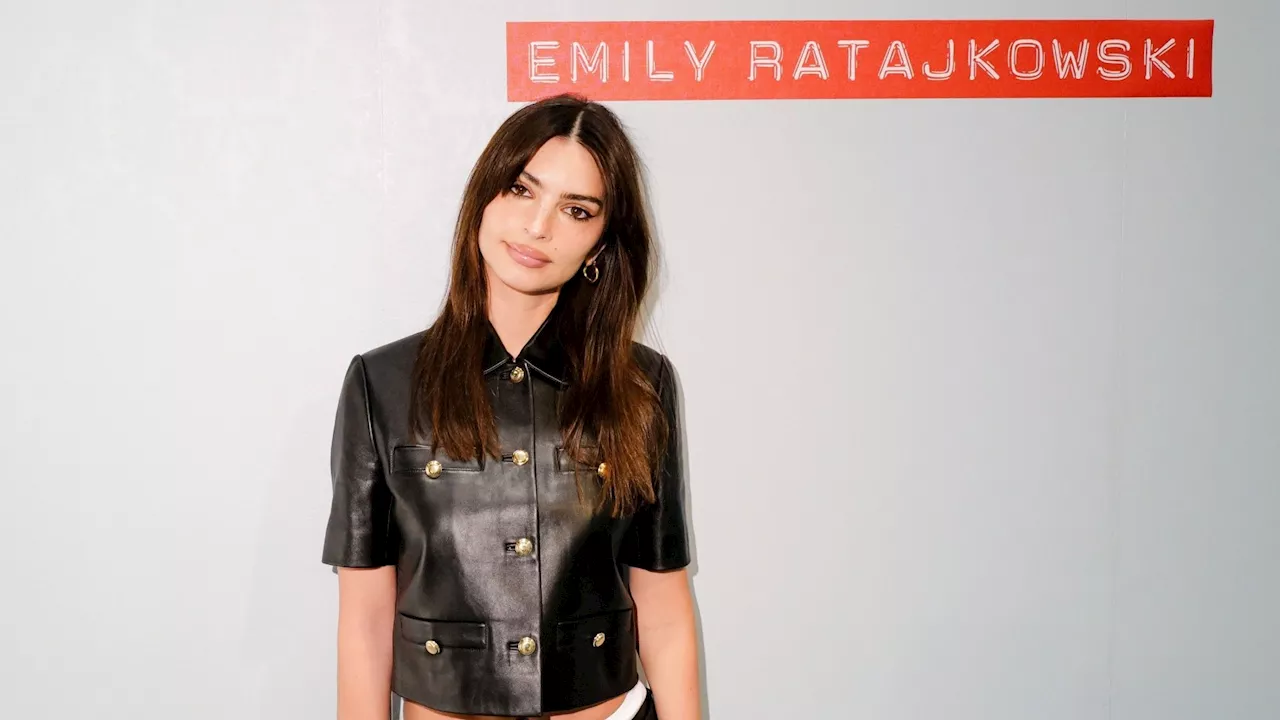 Emily Ratajkowski : totalement nue sous sa robe ajourée, elle fait grimper la température