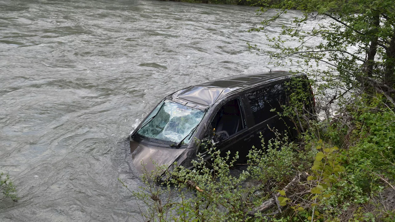 Zillertalerin kommt von Straße ab und landet in Fluss