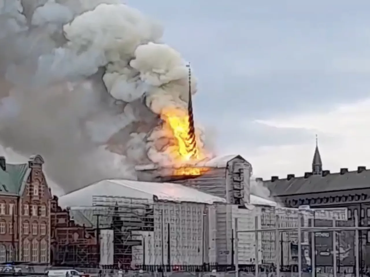 Danimarca, incendio alla vecchia Borsa di Copenhagen: 'Come Notre Dame'