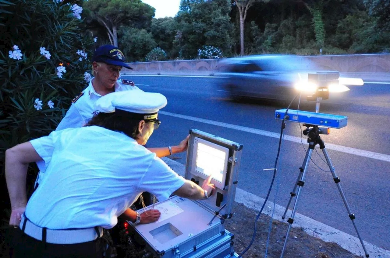 Autovelox e pattuglie, a Roma arriva la stretta dei vigili sulla malamovida al mare: controlli serrati dalla C