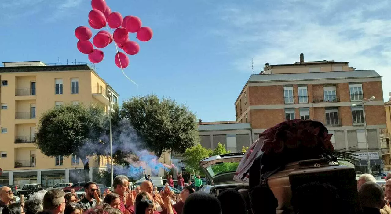 Sulle note di Ligabue l'ultimo saluto ad Andrea Gudini, a Regina Pacis tanti i tifosi storici della Sebastiani