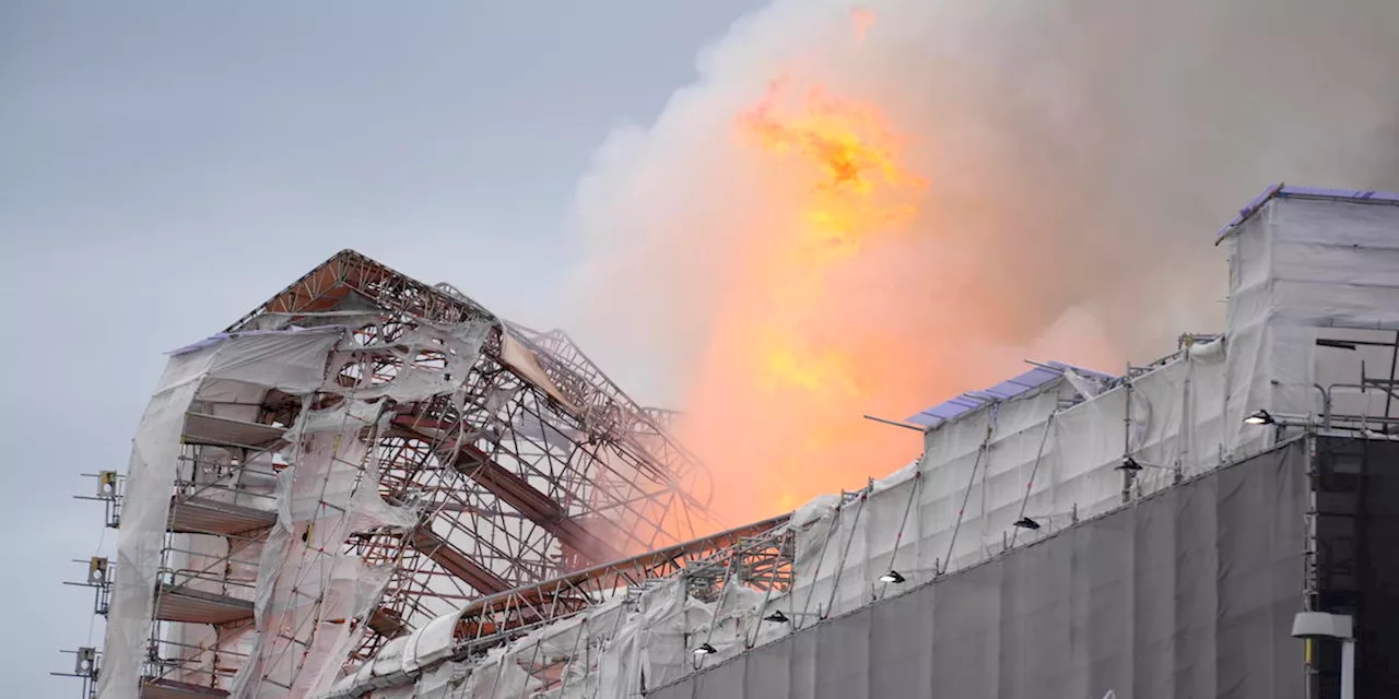 Il grosso incendio nella sede della vecchia Borsa di Copenaghen