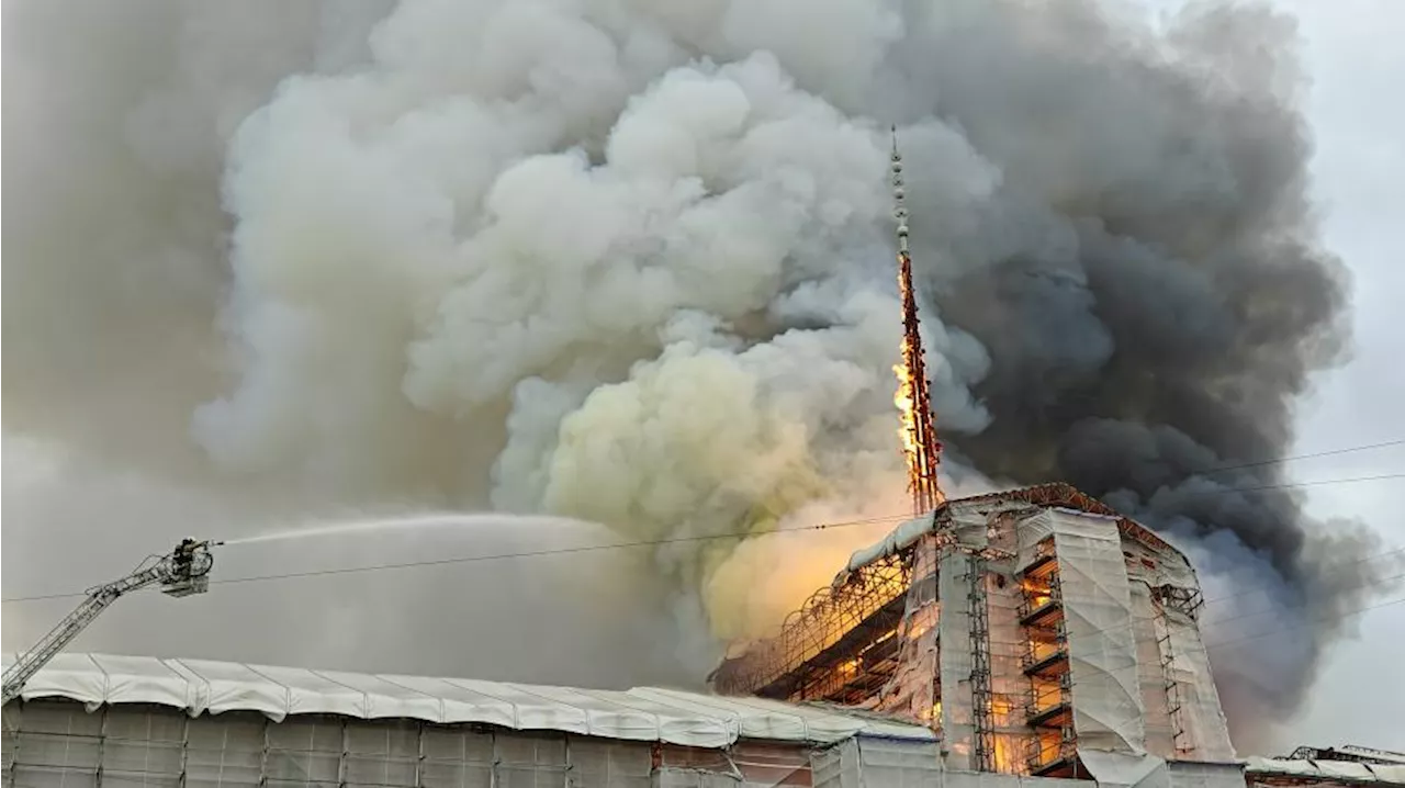 Video: Dragespir på Børsen kollapser under brand