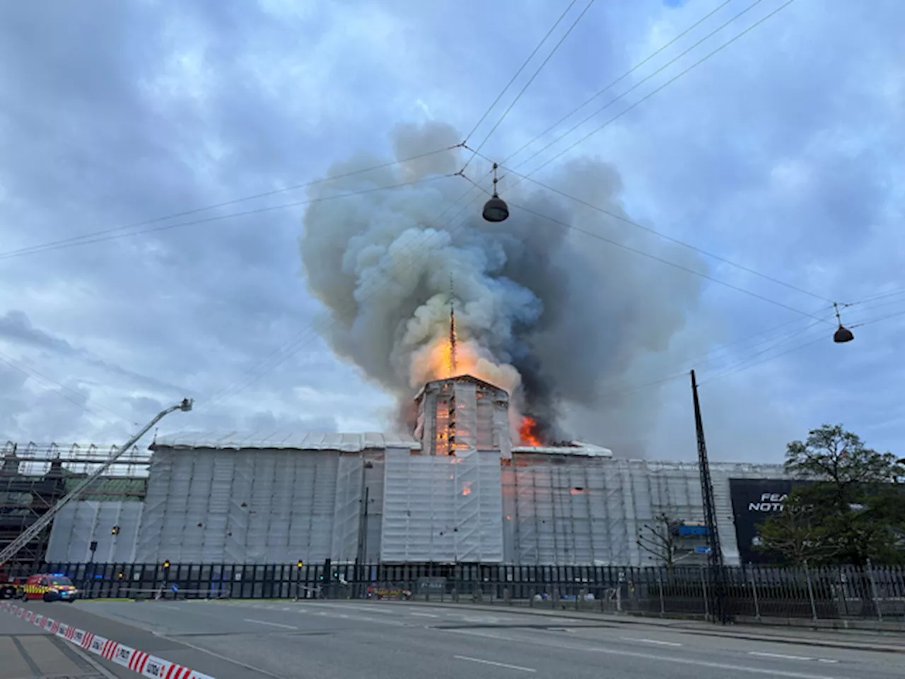 Incendio nello storico edificio della borsa di Copenaghen, crolla la guglia