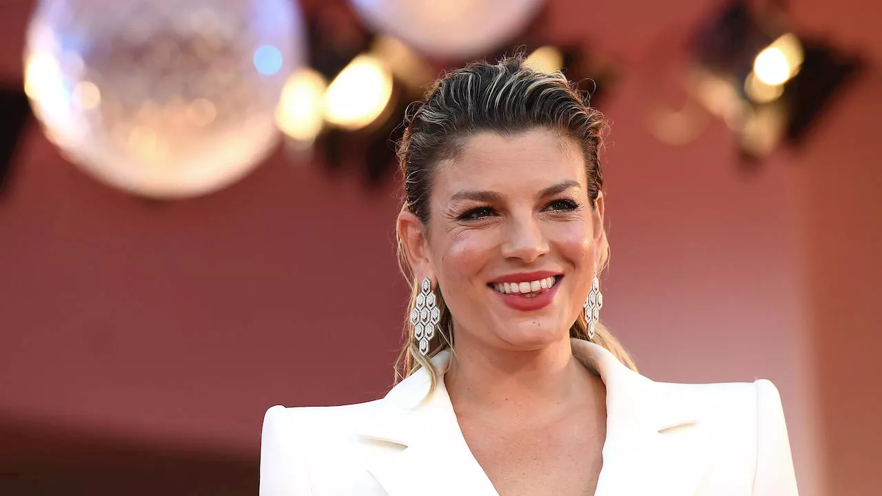 Emma Marrone, insulti social per il suo desiderio di maternità via fecondazione assistita: «Trovati un...