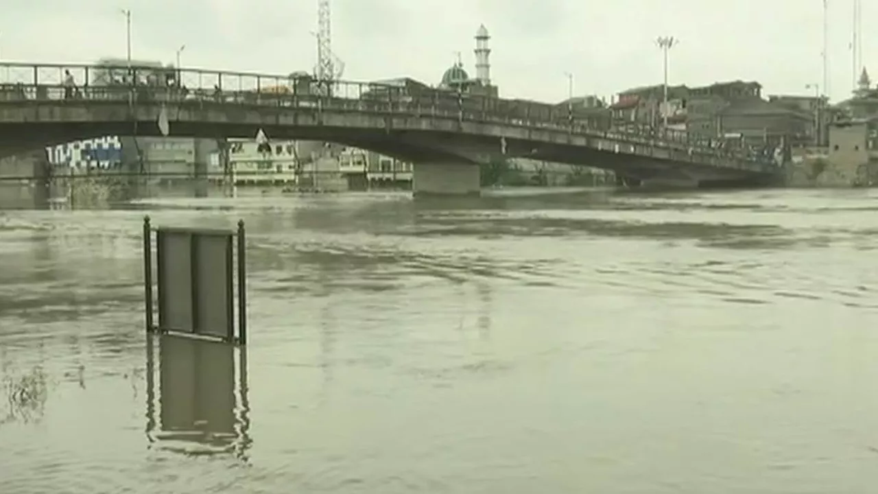 श्रीनगर में बड़ा हादसा, झेलम नदी में नाव पलटने से कई लोग लापता; बचाव अभियान जारी