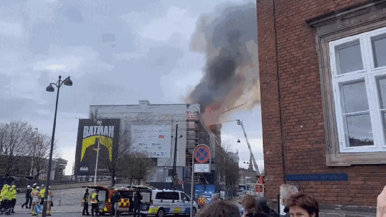 Grande incêndio atinge edifício da Bolsa de Copenhague e parte de torre histórica desaba, na Dinamarca