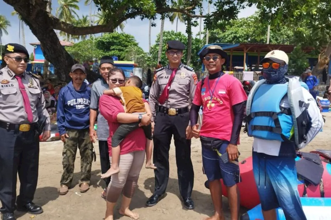 Momen Ibu dan Anak Dipertemukan Polisi setelah Terpisah 2 Km di Anyer