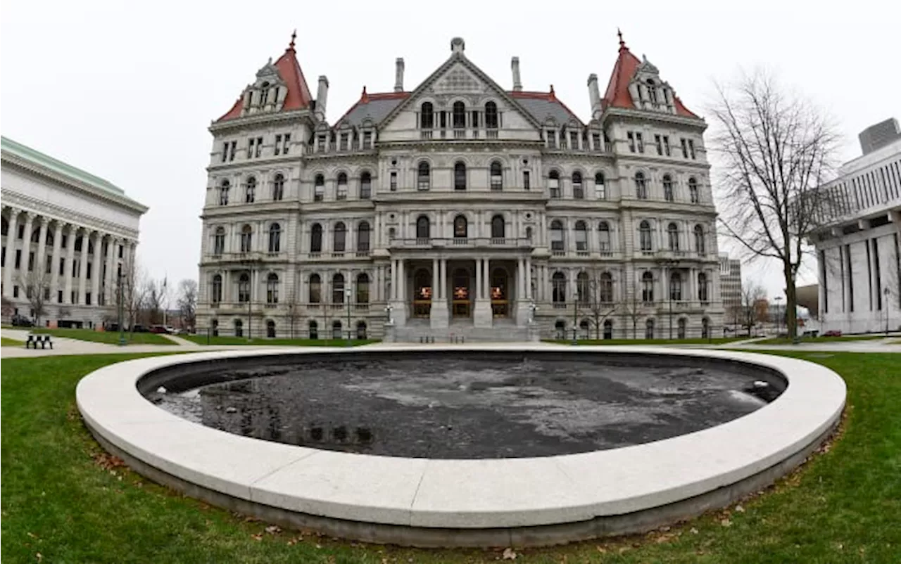 Hochul announces budget outline as lawmakers continue to hash out details