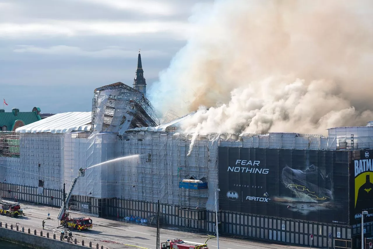 Danemark : la vieille Bourse de Copenhague ravagée par un incendie spectaculaire