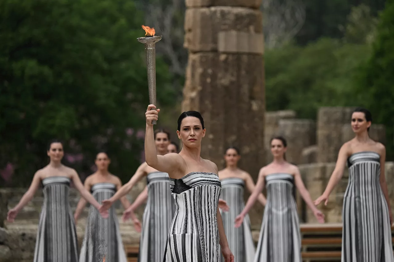 JO-2024: le relais de la flamme olympique a commencé après son allumage en Grèce