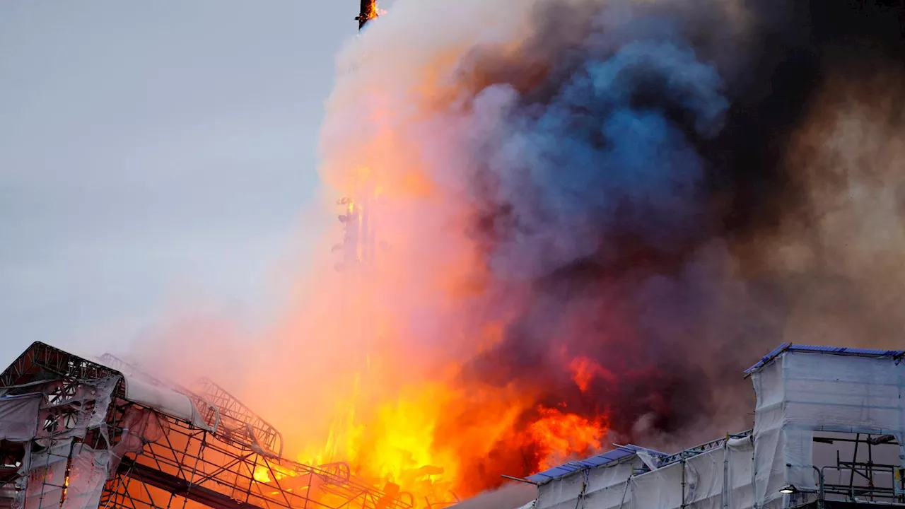 Incendio a Copenaghen, brucia l’edificio della vecchia borsa: collassa la torre con i Dragoni