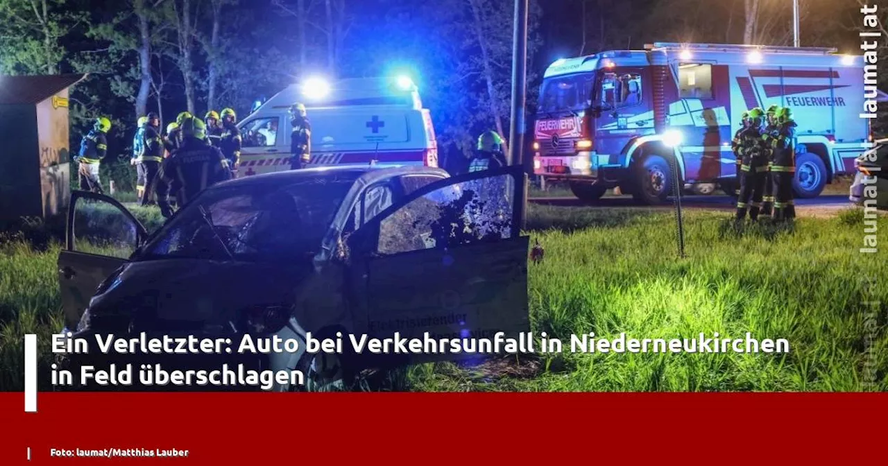 Ein Verletzter: Auto bei Verkehrsunfall in Niederneukirchen in Feld überschlagen