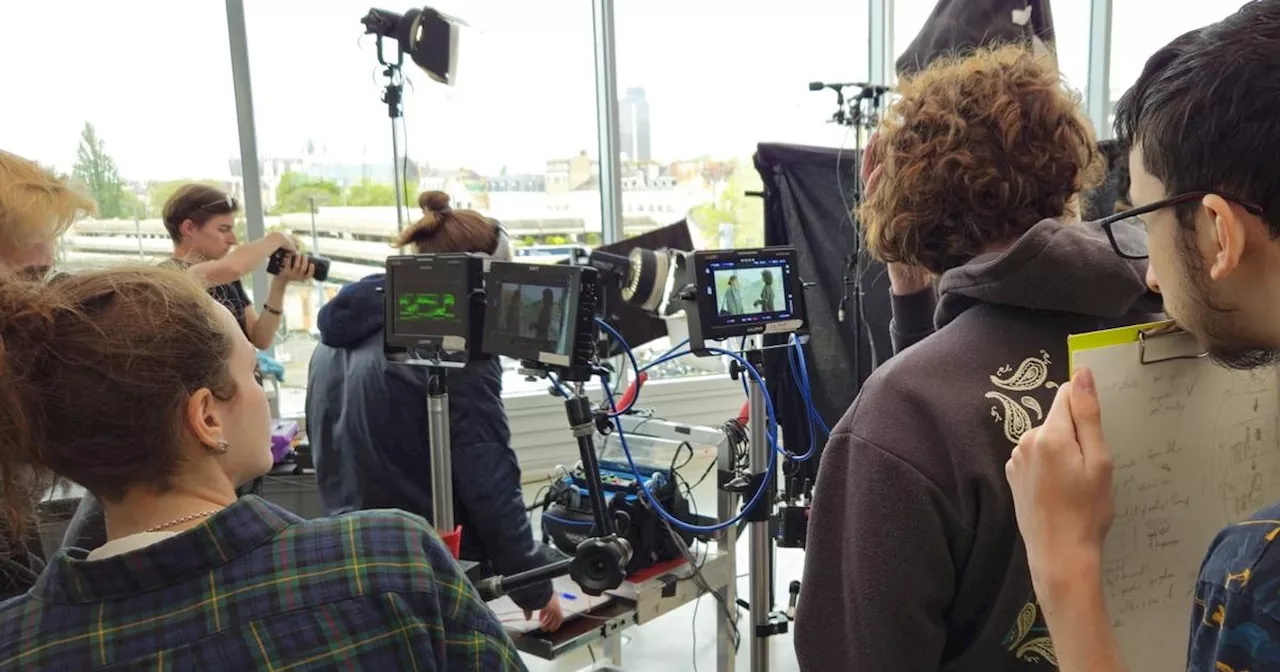 À la gare de Nantes, une comédie musicale étudiante filmée entre les flots de passagers et une grève de VTC