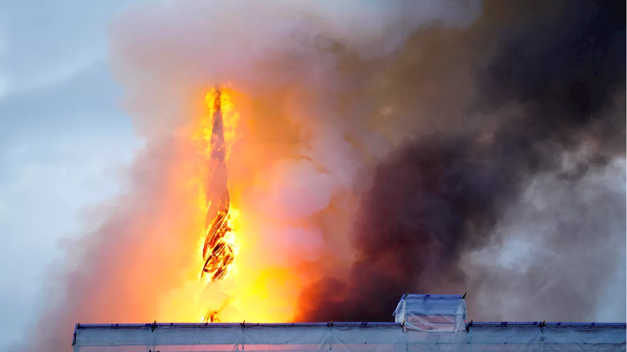 À Copenhague au Danemark, l’incendie de la Bourse rappelle les images de Notre-Dame de Paris en feu