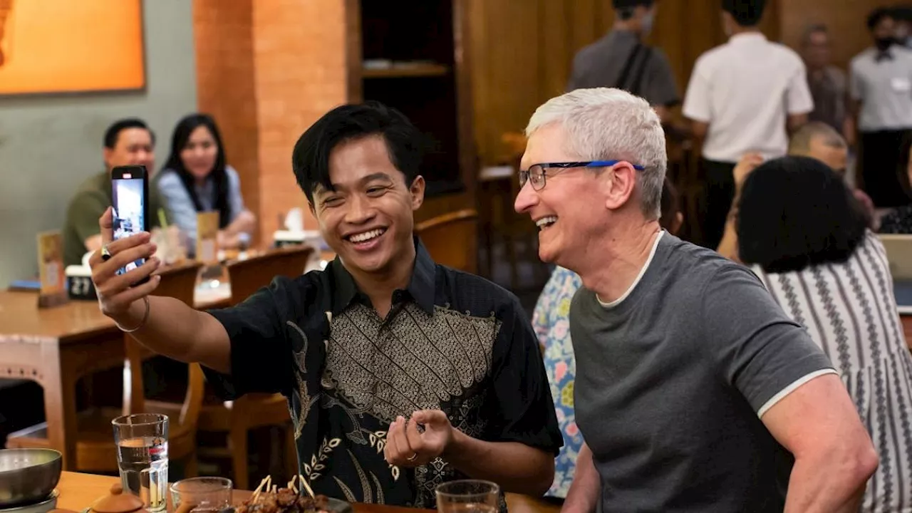 CEO Apple Tim Cook Tiba di Indonesia, Langsung Santap Sate Ayam