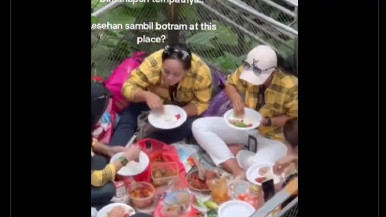 Heboh Rombongan Ibu-Ibu Diduga dari Indonesia Makan sambil Lesehan di Jewel Changi Airport Singapura