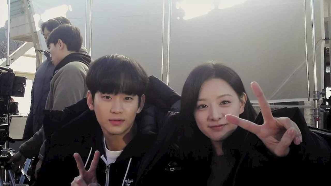 Kim Soo Hyun dan Kim Ji Won Foto Bareng Pamer Senyuman Manis, Shipper: We Won!