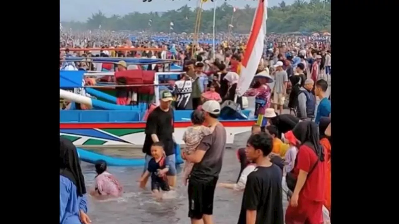 Pengunjung Pantai Pangandaran Membludak di Libur Lebaran, Warganet: Mau Healing Malah Tambah Stres