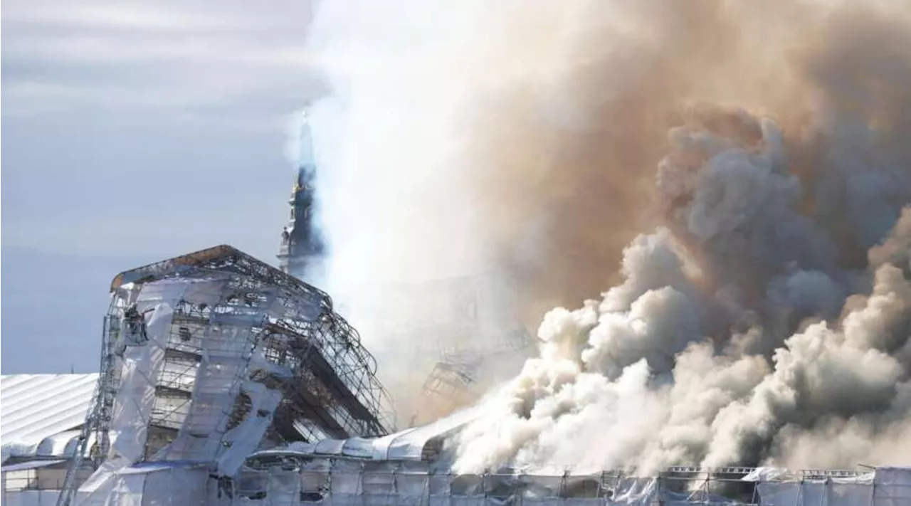 Copenaghen, in fiamme la Vecchia Borsa: crollata la guglia dell'edificio