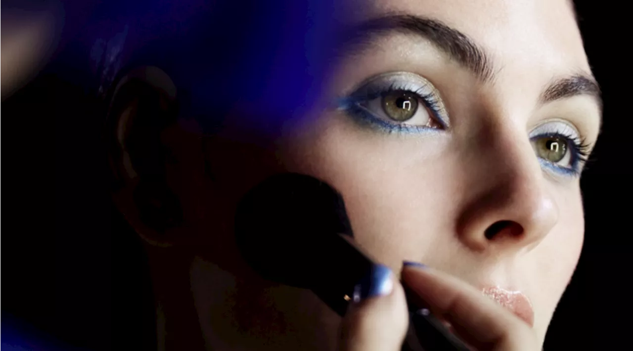 Make up 2024: come truccarsi con il blu, colore top di primavera