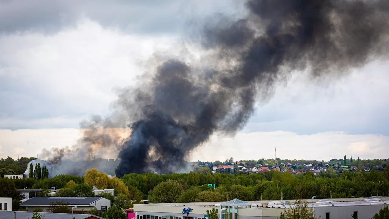 Großbrand in Braunschweiger Industriegebiet: Explosionen